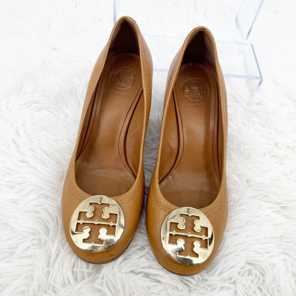 Tory Burch Sally Tan Leather Wedge Gold Logo Medallion Pumps 7M